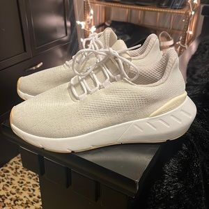 Adidas boost style shoe mens 6-1/2 fits womens 8 great condition comfy too